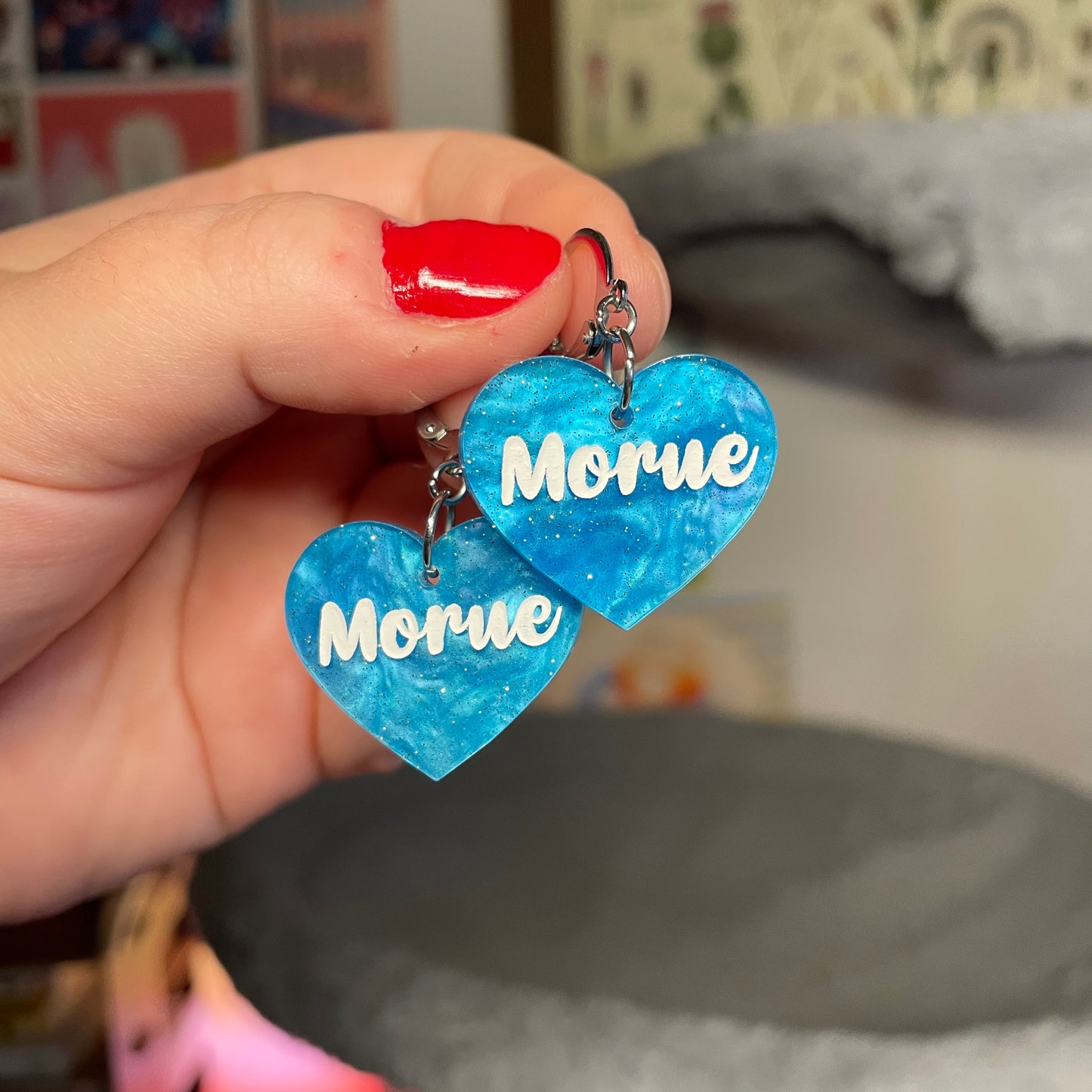 Petites boucles d'oreilles coeurs pendantes "Morue" en acrylique marbrée bleue à paillettes