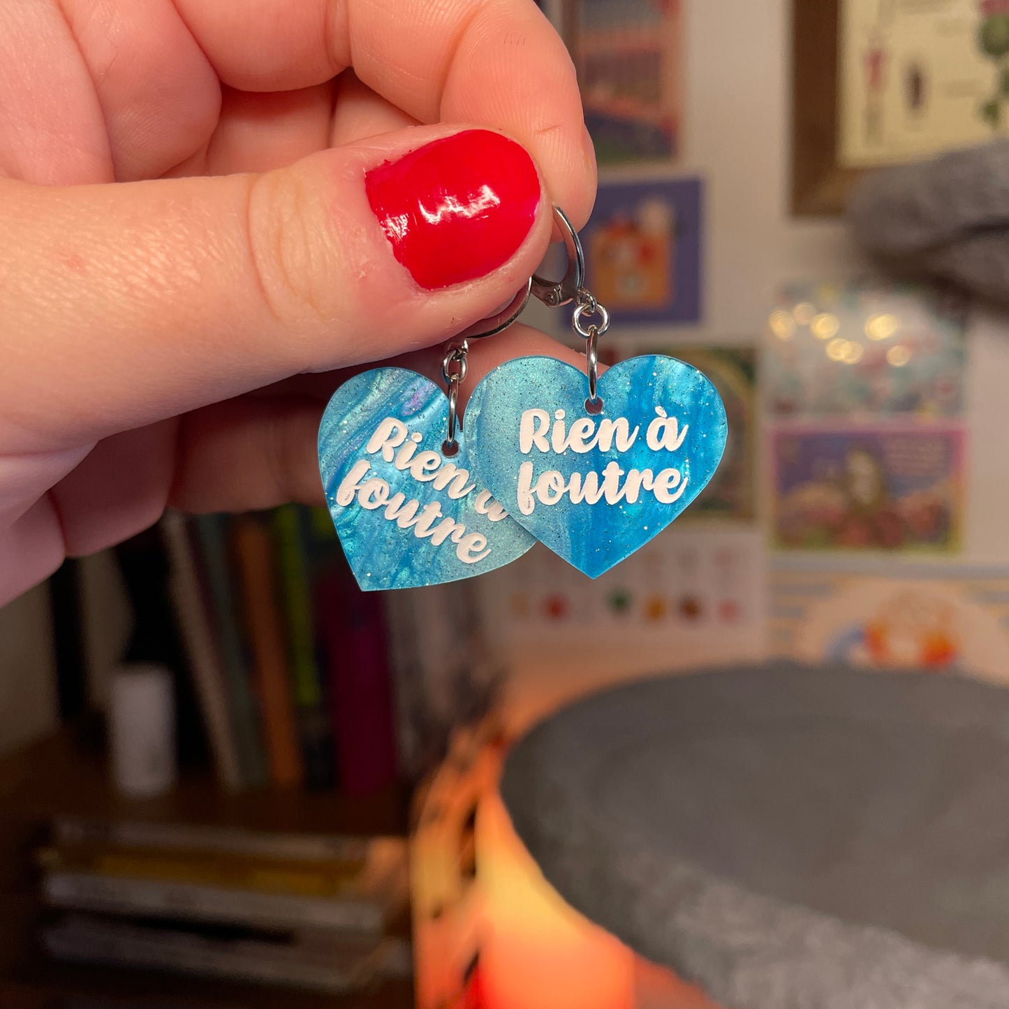 Petites boucles d'oreilles coeurs pendantes "Rien à foutre" en acrylique marbrée bleue à paillettes