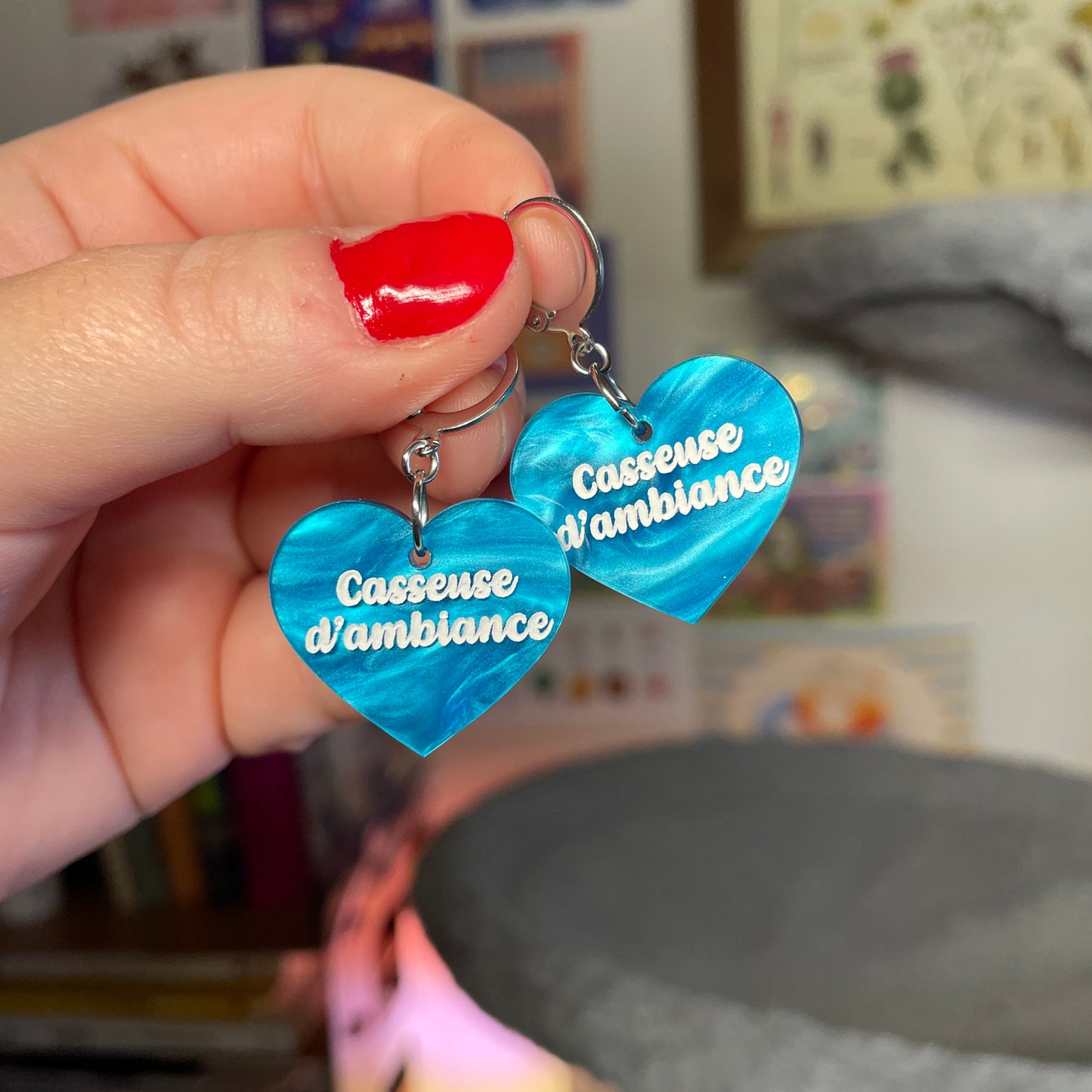 Petites boucles d'oreilles coeurs pendantes "Casseuse d'ambiance" en acrylique marbrée bleue