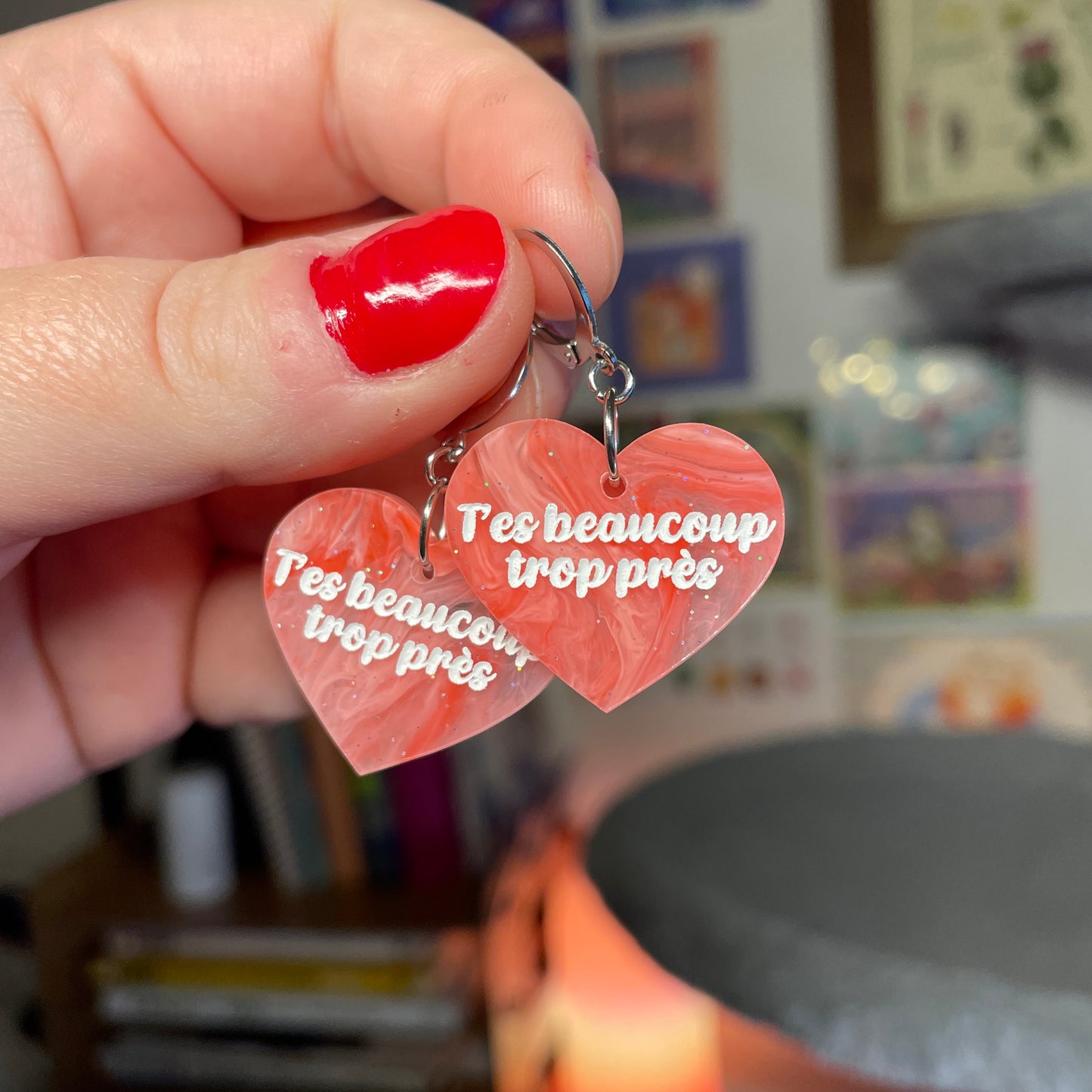 Petites boucles d'oreilles coeurs pendantes "T'es beaucoup trop près" en acrylique marbrée rouge et rose à paillettes