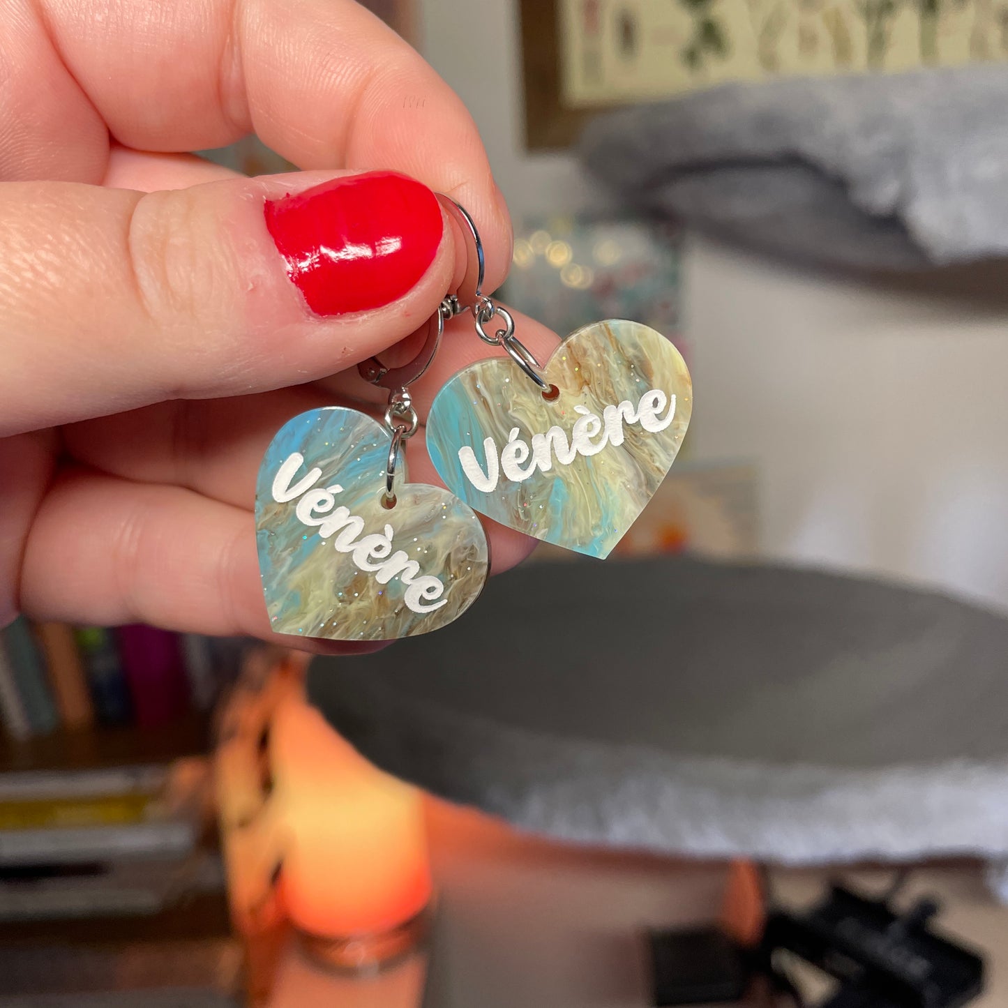 Petites boucles d'oreilles coeurs pendantes "Vénère" en acrylique marbrée bleue et marron