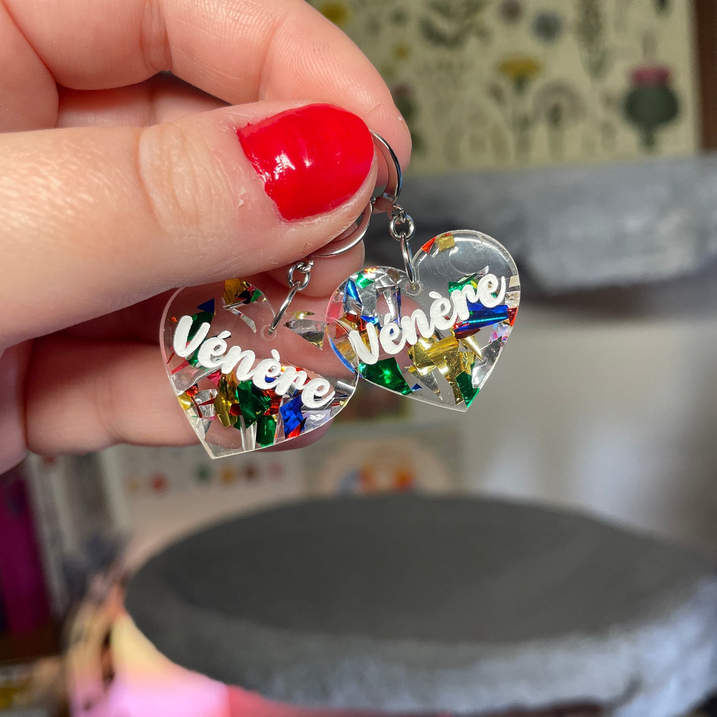 Petites boucles d'oreilles coeurs pendantes "Vénère" en acrylique japonaise transparente avec des confettis multicolores