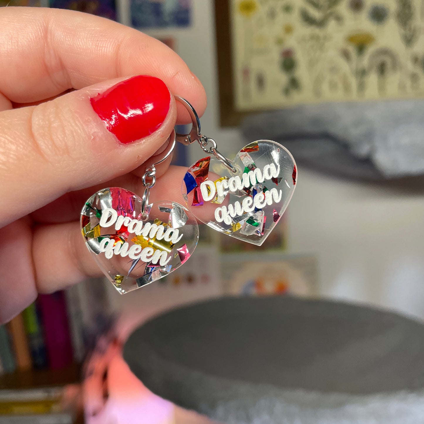 Petites boucles d'oreilles coeurs pendantes "Drama queen" en acrylique japonaise transparente avec des confettis multicolores