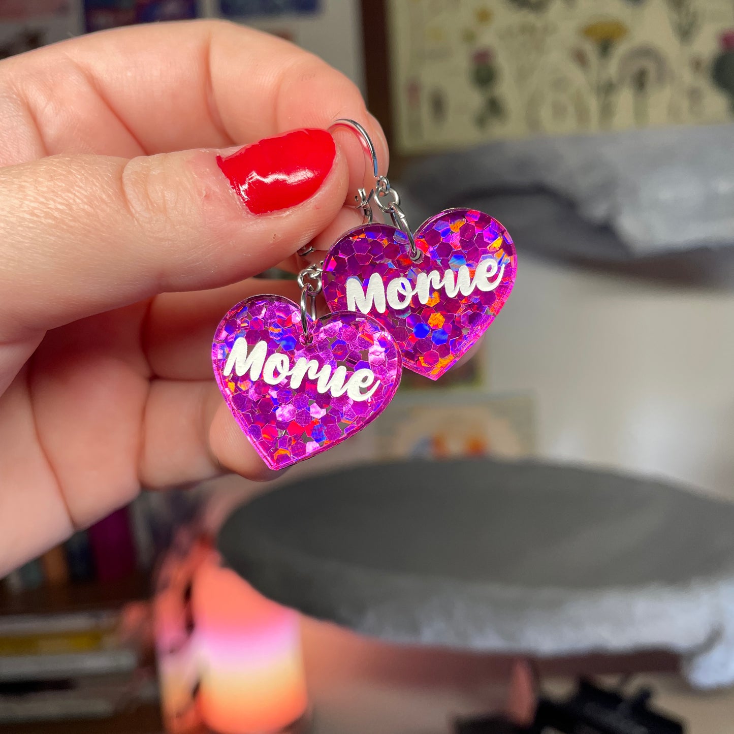 Petites boucles d'oreilles coeurs pendantes "Morue" en acrylique semi transparente avec des confettis fuchsia