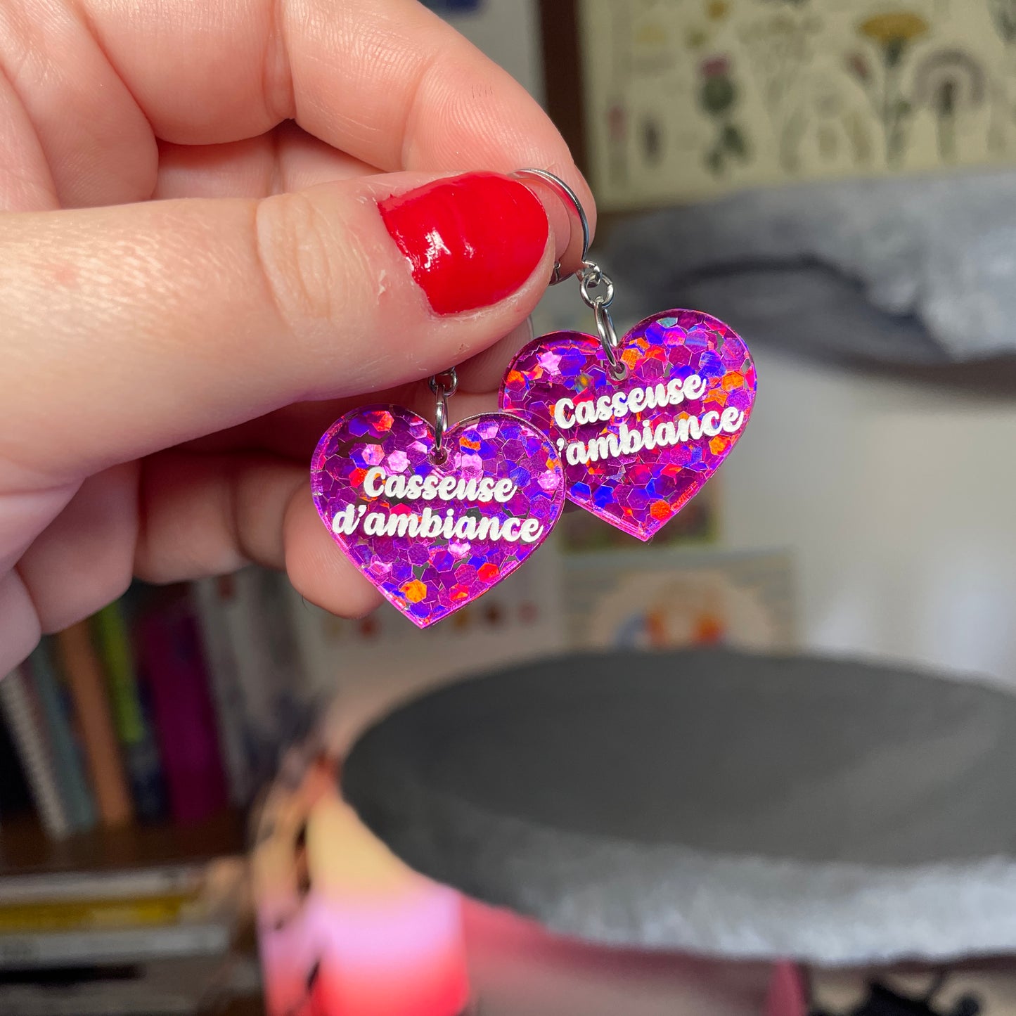 Petites boucles d'oreilles coeurs pendantes "Casseuse d'ambiance" en acrylique semi transparente avec des confettis fuchsia