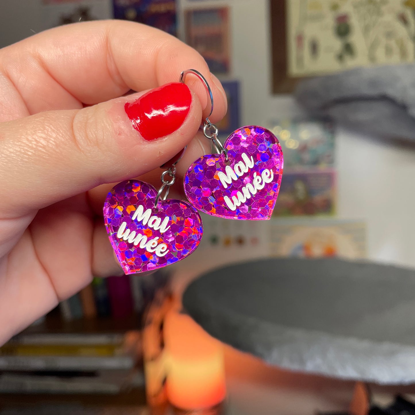 Petites boucles d'oreilles coeurs pendantes "Mal lunée" en acrylique semi transparente avec des confettis fuchsia