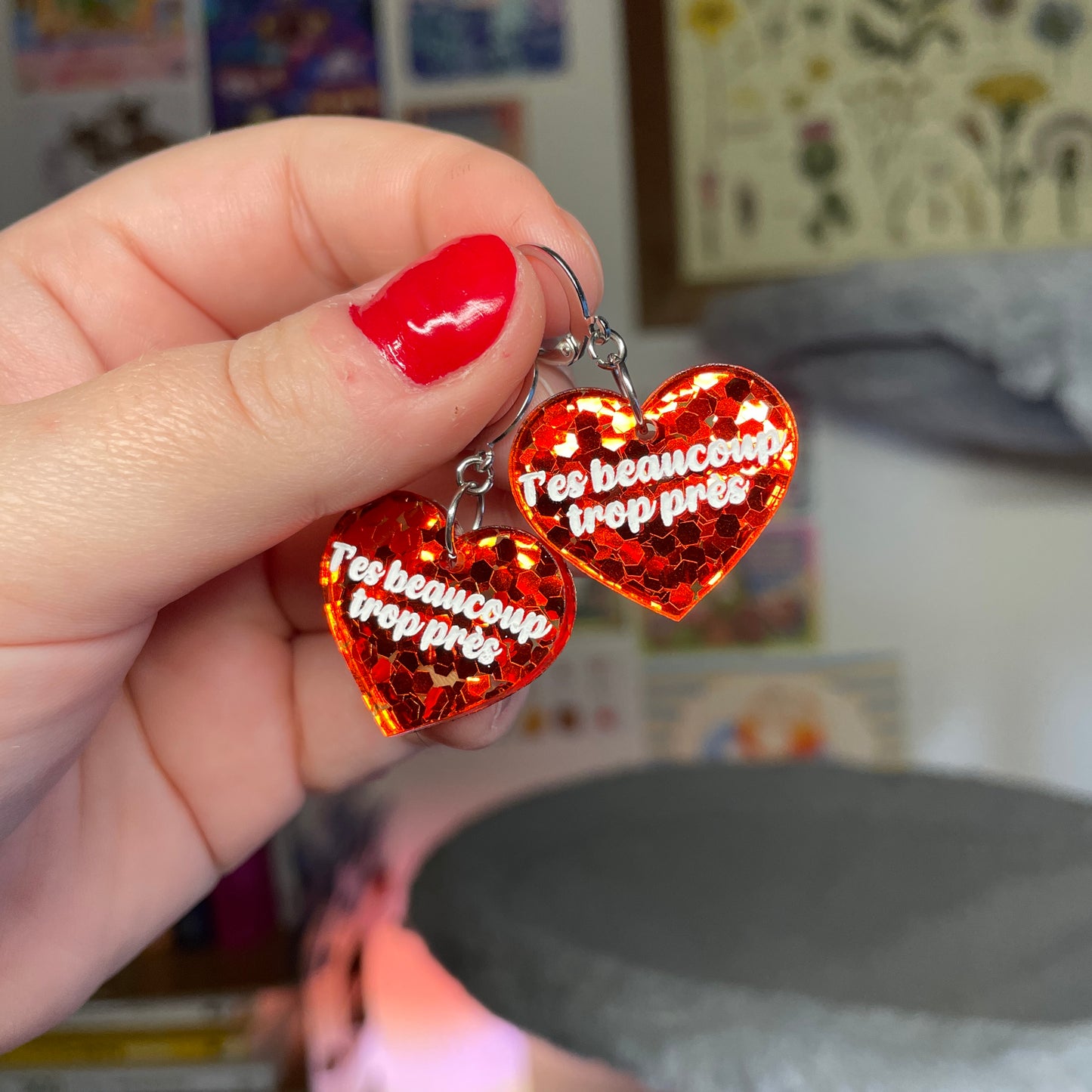 Petites boucles d'oreilles coeurs pendantes "T'es beaucoup trop près" en acrylique semi transparente avec des confettis rouges