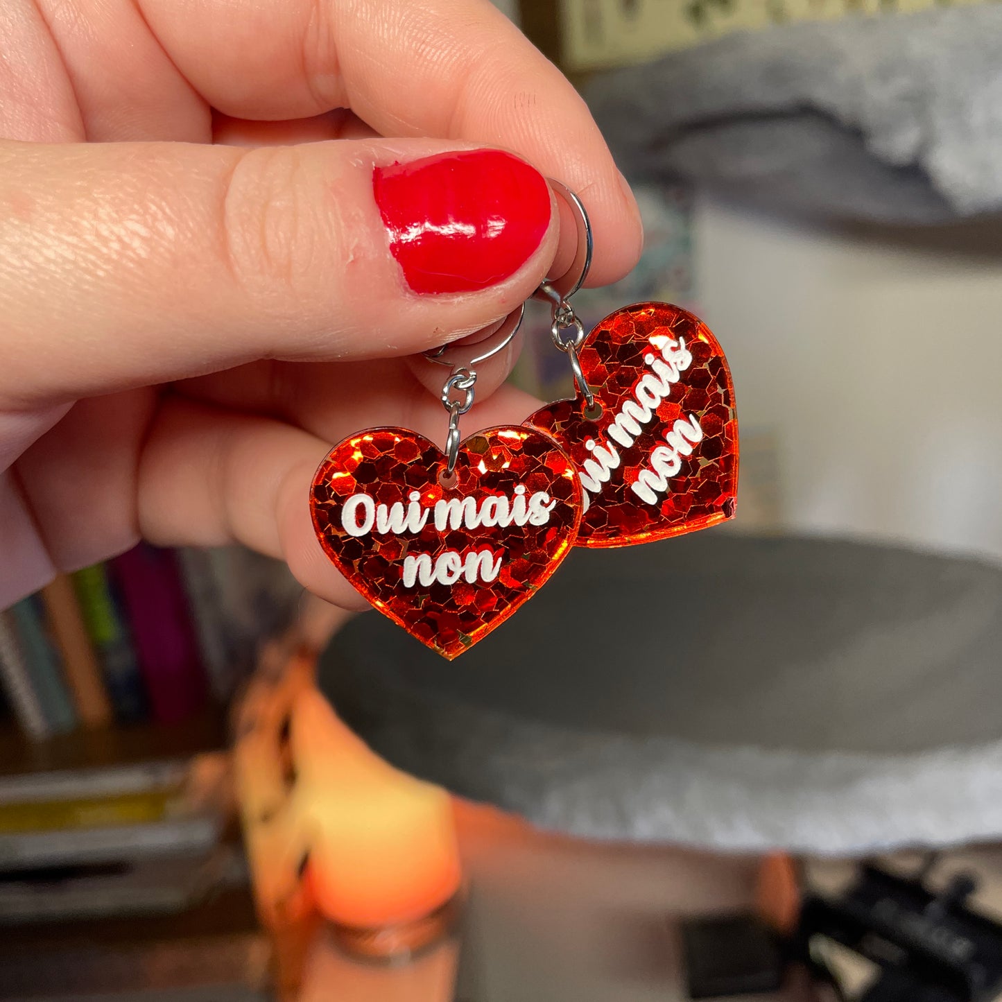 Petites boucles d'oreilles coeurs pendantes "Oui mais non" en acrylique semi transparente avec des confettis rouges