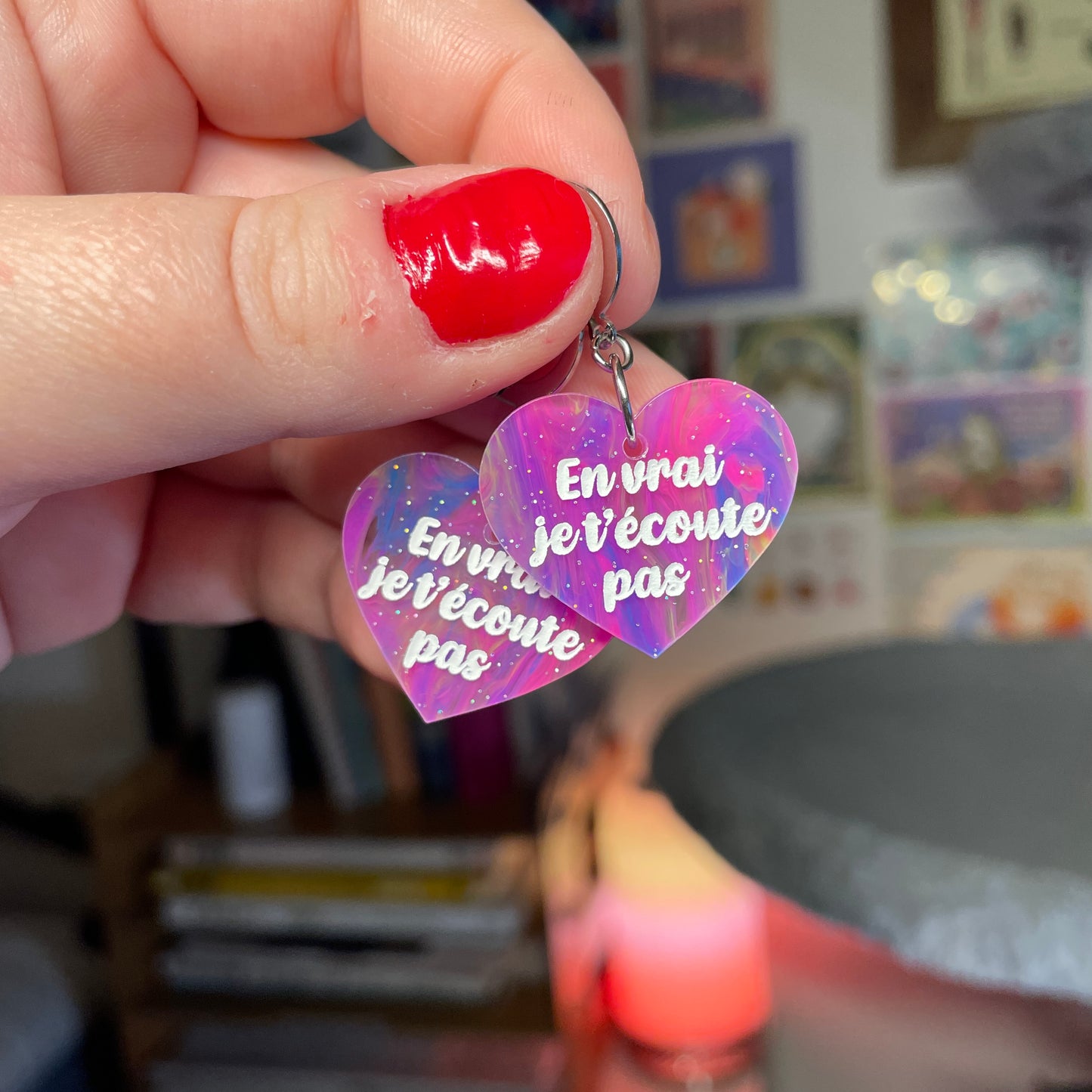 Petites boucles d'oreilles coeurs pendantes "En vrai je t'écoute pas" en acrylique marbrée multicolore
