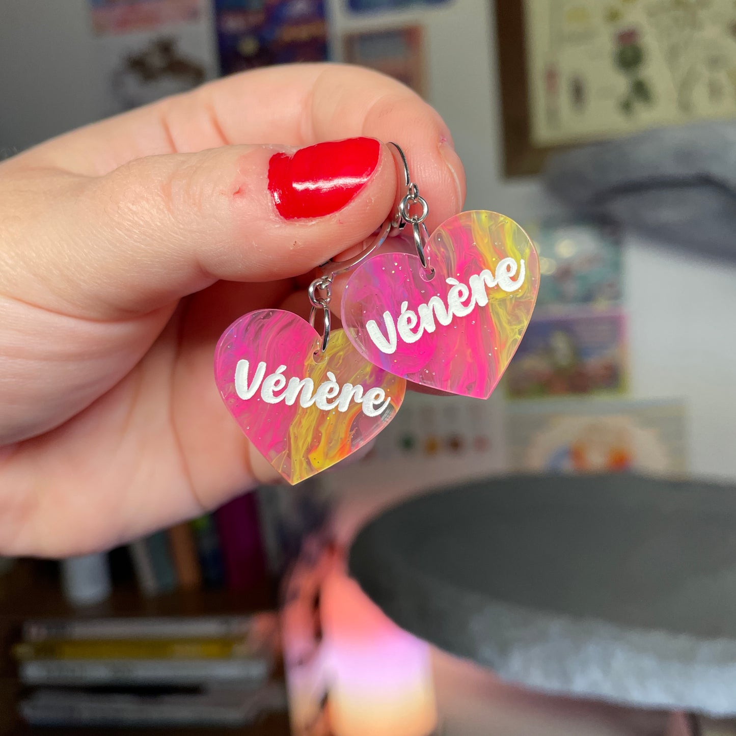 Petites boucles d'oreilles coeurs pendantes "Vénère" en acrylique marbrée multicolore