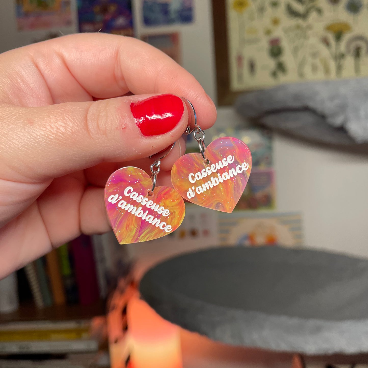 Petites boucles d'oreilles coeurs pendantes "Casseuse d'ambiance" en acrylique marbrée multicolore