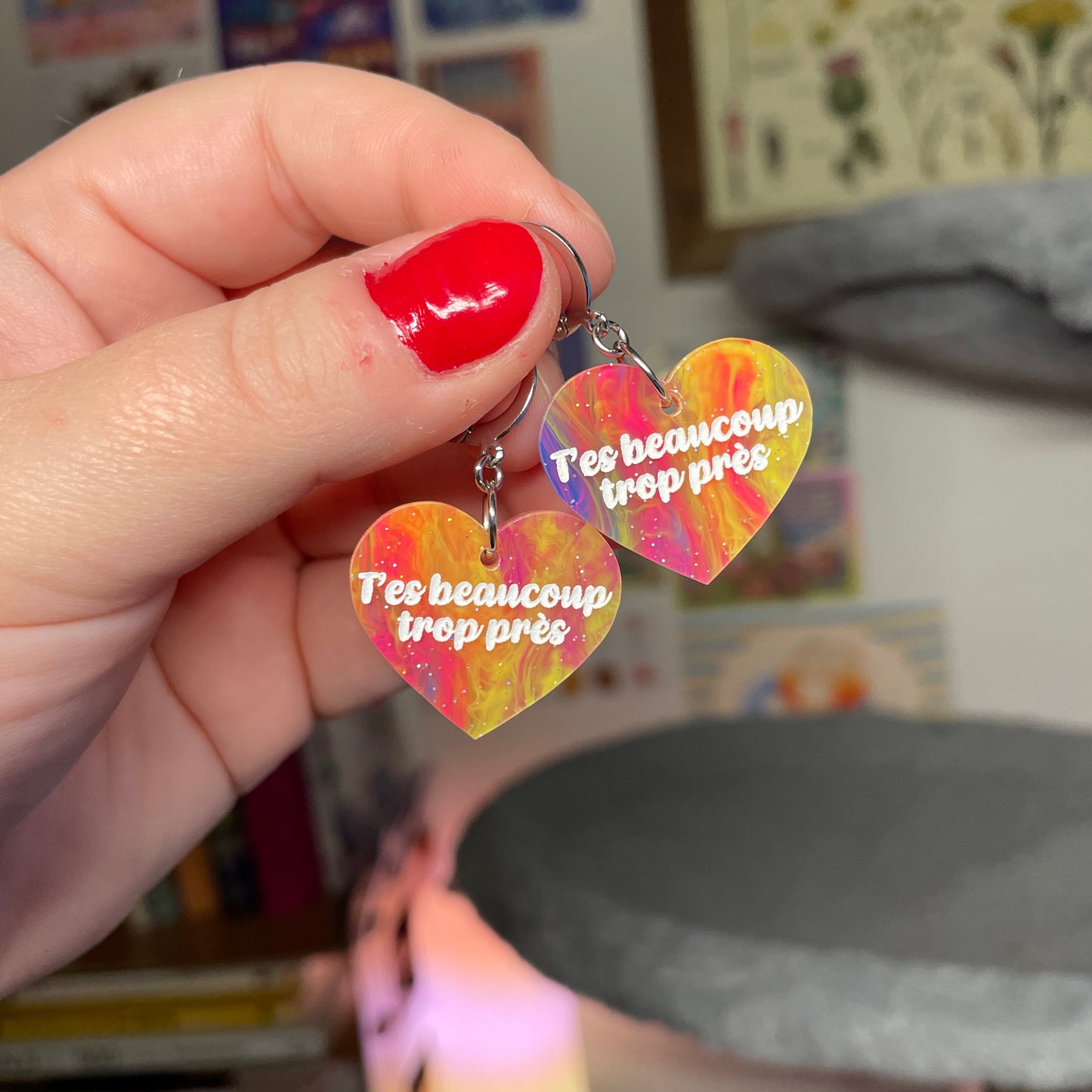 Petites boucles d'oreilles coeurs pendantes "T'es beaucoup trop près" en acrylique marbrée multicolore
