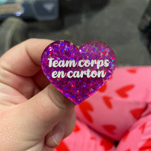 Charger l&#39;image dans la galerie, Broche &quot;Team corps en carton&quot; en acrylique semi-transparente avec des confettis fuchsia