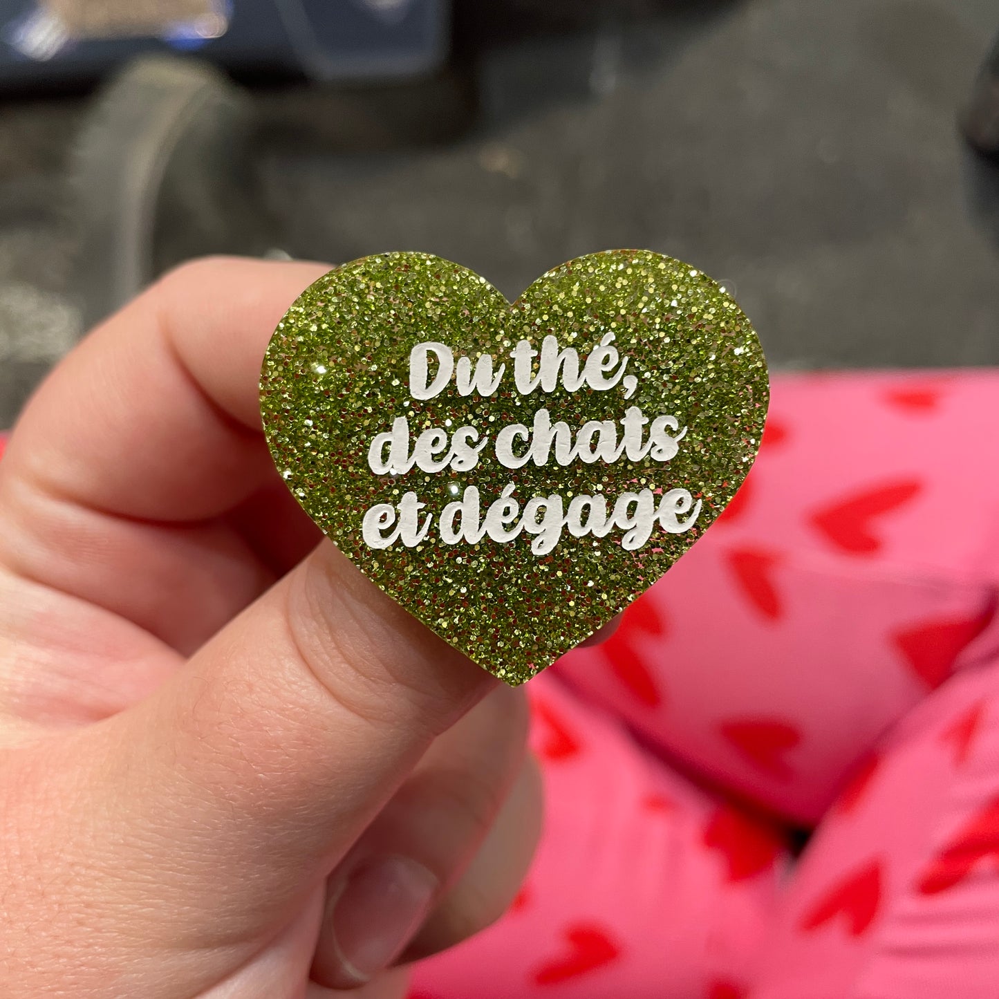 Broche "Du thé, des chats et dégage" en acrylique à paillettes vertes