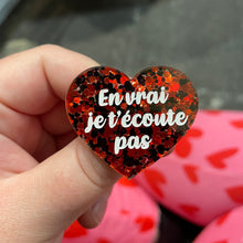 Charger l&#39;image dans la galerie, Broche &quot;En vrai je t’écoute pas&quot; en acrylique semi-transparente avec des pois rouges et noirs