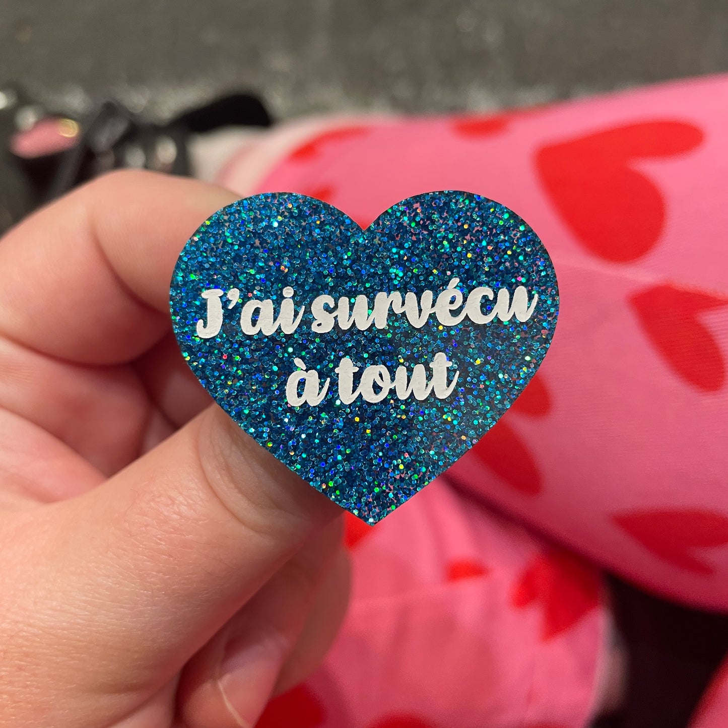 Broche "J’ai survécu à tout" en acrylique à paillettes bleues
