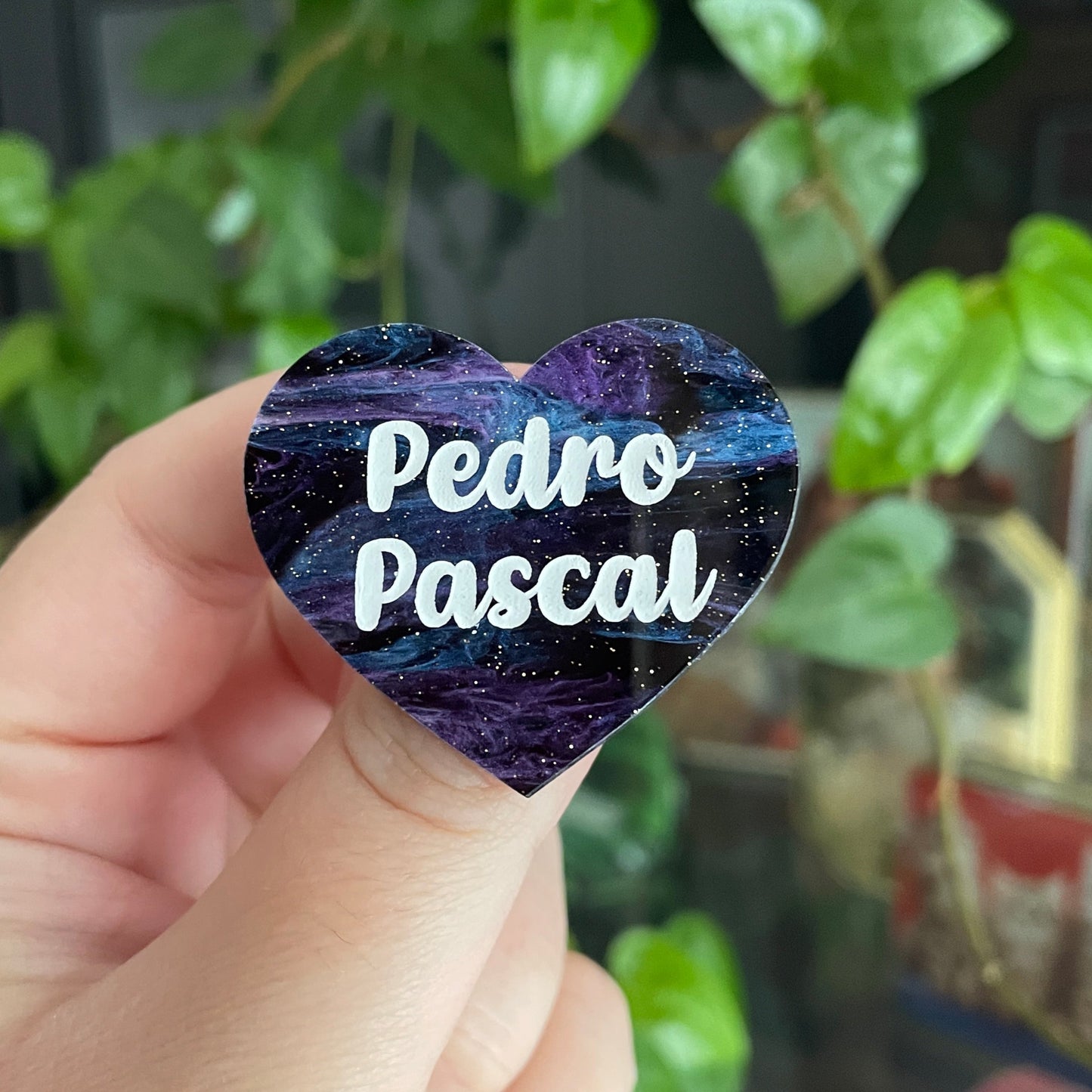 Broche "Pedro Pascal" en acrylique marbrée noire, bleue et violette à paillettes