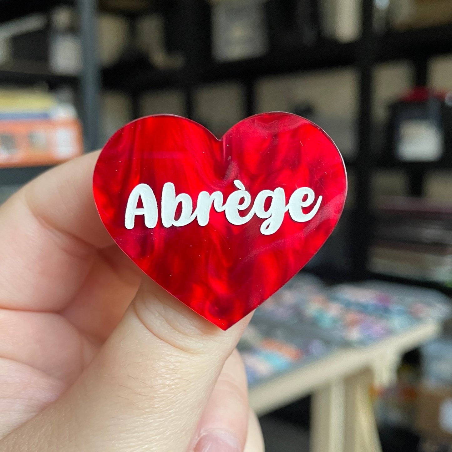 Broche "Abrège" en acrylique marbrée rouge
