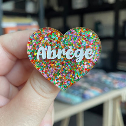 Broche "Abrège" en acrylique avec des pois multicolores