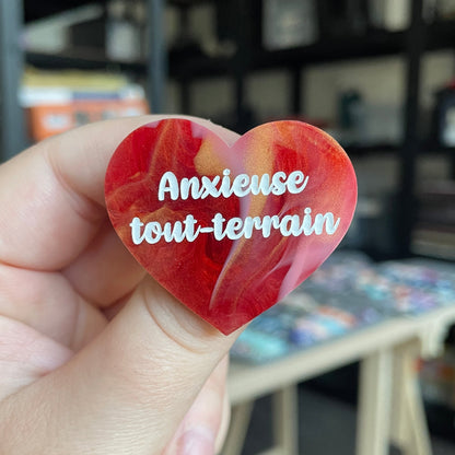 Broche "Anxieuse tout-terrain" en acrylique marbrée rouge, blanche et dorée