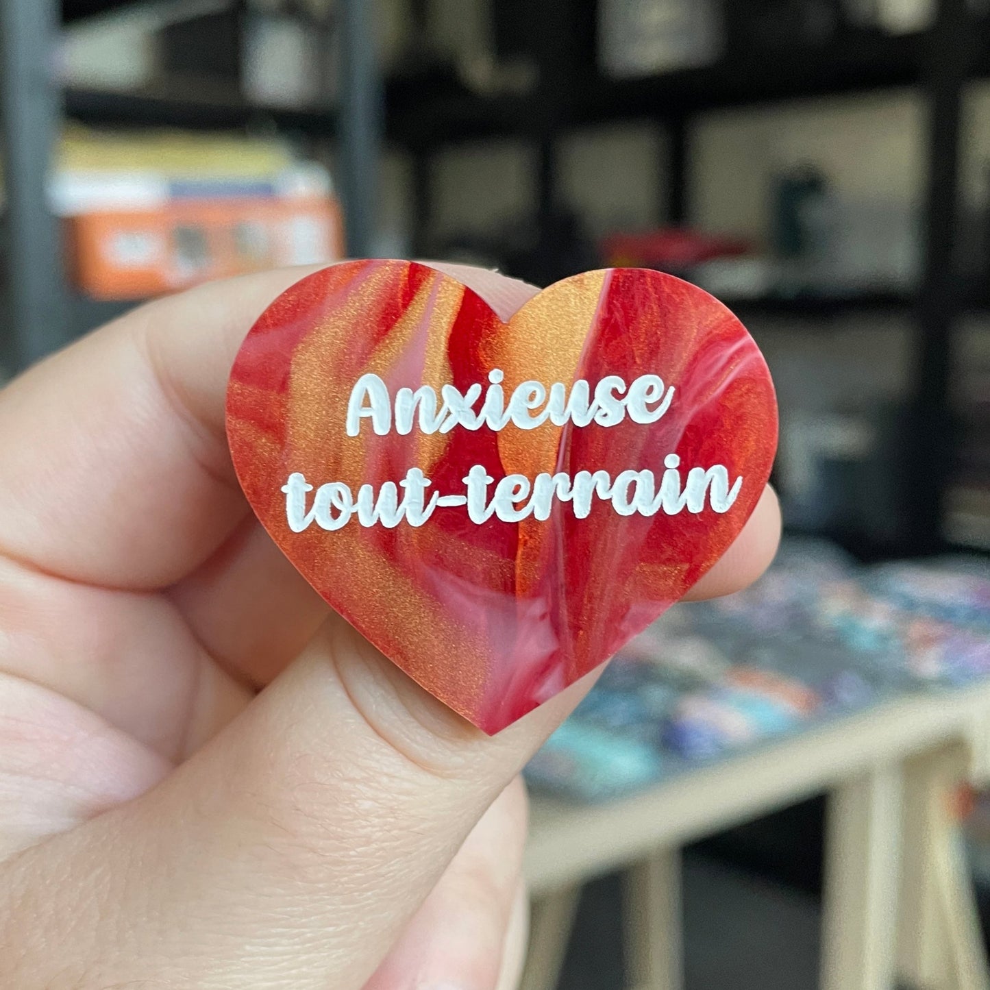 Broche "Anxieuse tout-terrain" en acrylique marbrée rouge, blanche et dorée