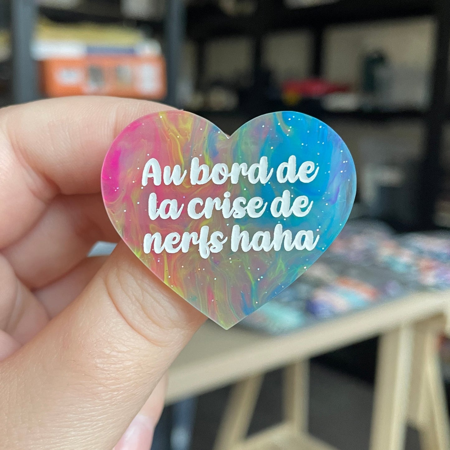 Broche "Au bord de la crise de nerfs haha" en acrylique marbrée semi-transparente multicolores