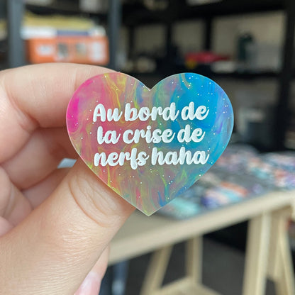 Broche "Au bord de la crise de nerfs haha" en acrylique marbrée semi-transparente multicolores