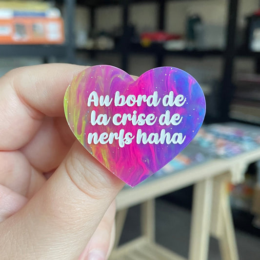 Broche "Au bord de la crise de nerfs haha" en acrylique marbrée semi-transparente multicolores