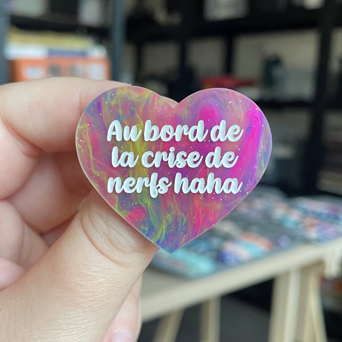 Broche "Au bord de la crise de nerfs haha" en acrylique marbrée semi-transparente multicolores