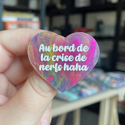 Broche "Au bord de la crise de nerfs haha" en acrylique marbrée semi-transparente multicolores