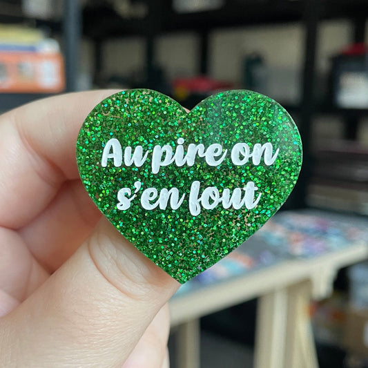 Broche "Au pire on s'en fout" en acrylique à paillettes vertes