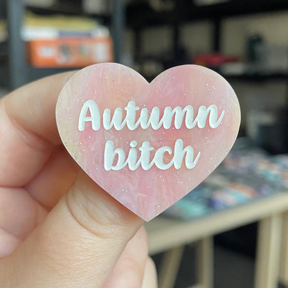 Broche "Autumn bitch" en acrylique marbrée semi-transparente orange, corail, blanche et jaune à paillettes