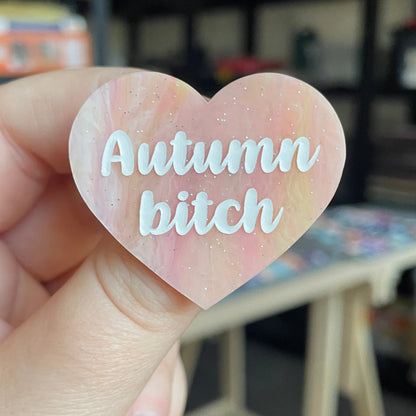 Broche "Autumn bitch" en acrylique marbrée semi-transparente orange, corail, blanche et jaune à paillettes