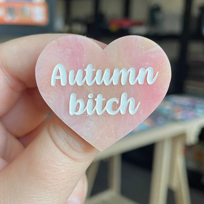 Broche "Autumn bitch" en acrylique marbrée semi-transparente orange, corail, blanche et jaune à paillettes