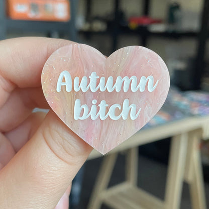 Broche "Autumn bitch" en acrylique marbrée semi-transparente orange, corail, blanche et jaune à paillettes