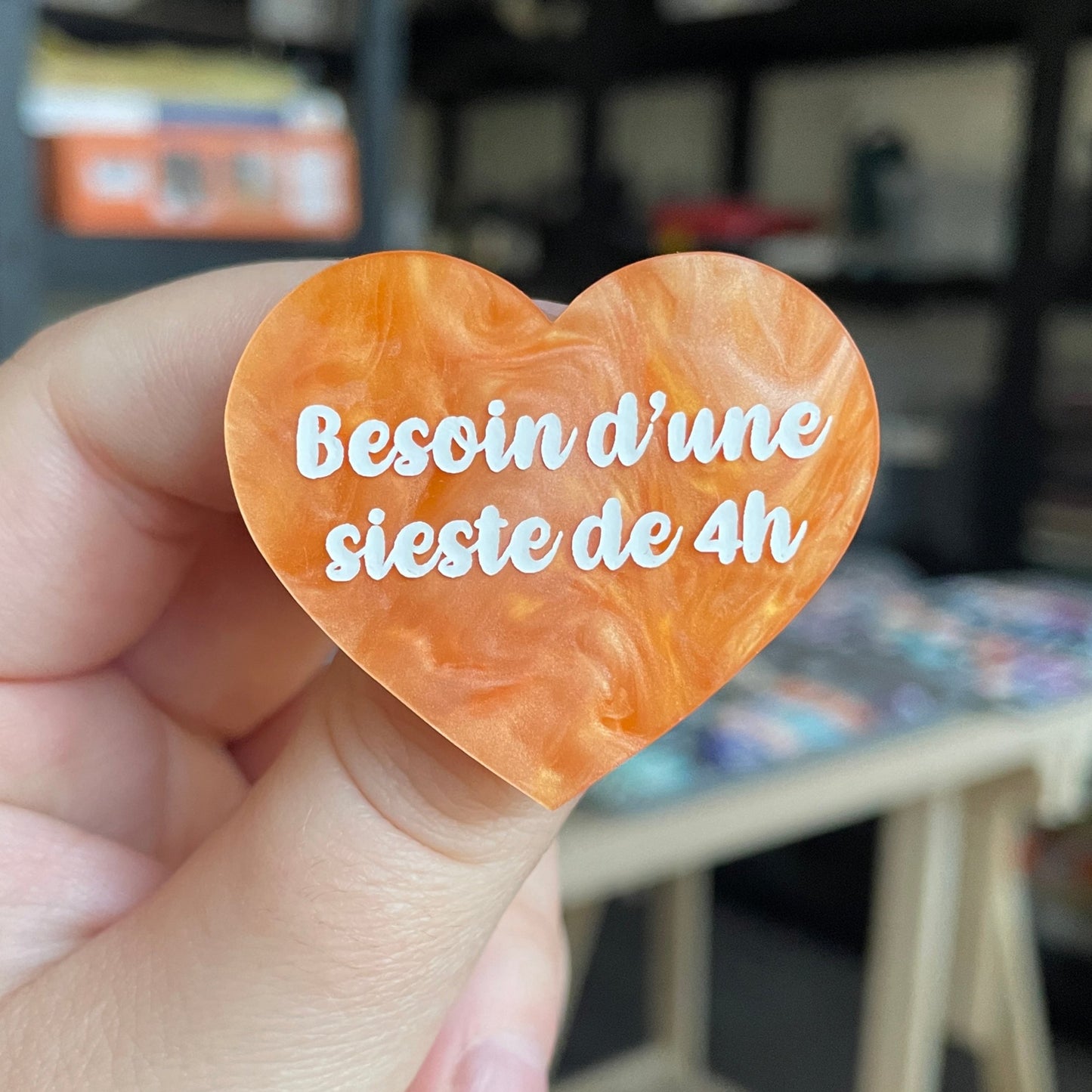 Broche "Besoin d'une sieste de 4h" en acrylique marbrée orange