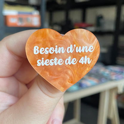 Broche "Besoin d'une sieste de 4h" en acrylique marbrée orange