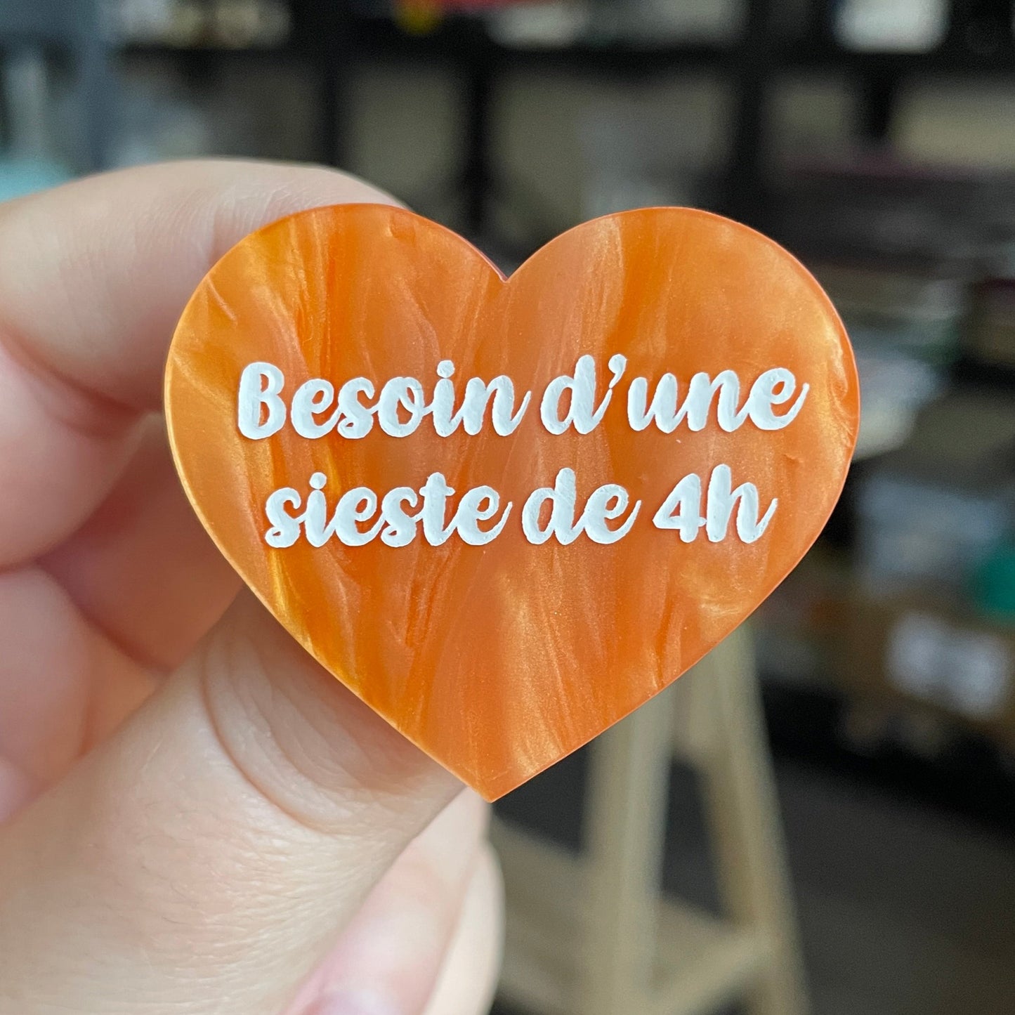 Broche "Besoin d'une sieste de 4h" en acrylique marbrée orange