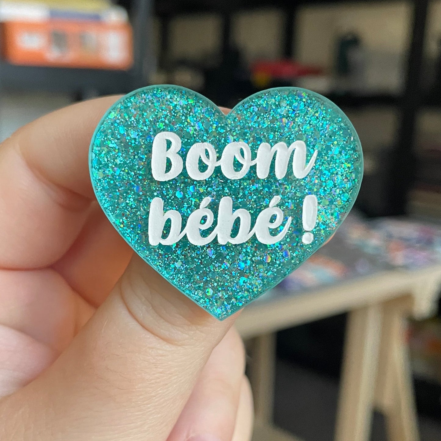 Broche "Boom bébé !" en acrylique à paillettes turquoise