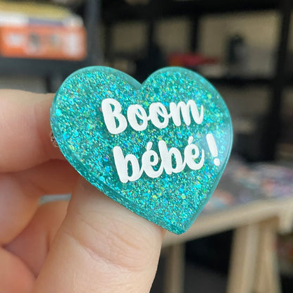 Broche "Boom bébé !" en acrylique à paillettes turquoise