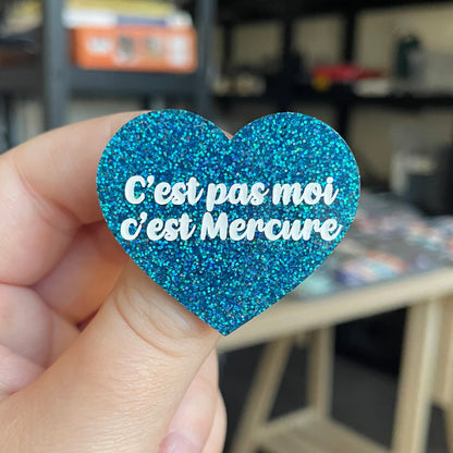 Broche "C'est pas moi, c'est Mercure" en acrylique à paillettes bleues