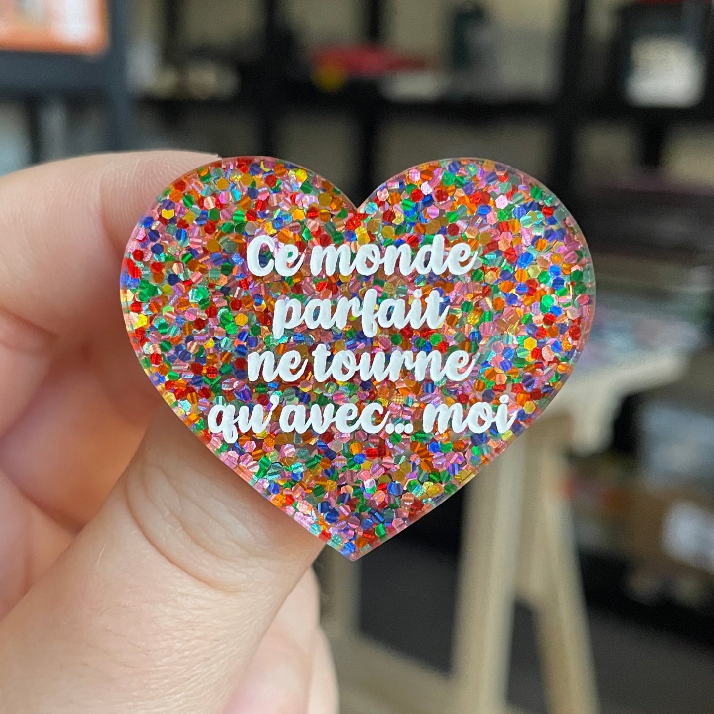 Broche "Ce monde parfait ne tourne qu'avec... moi" en acrylique avec des confettis multicolores