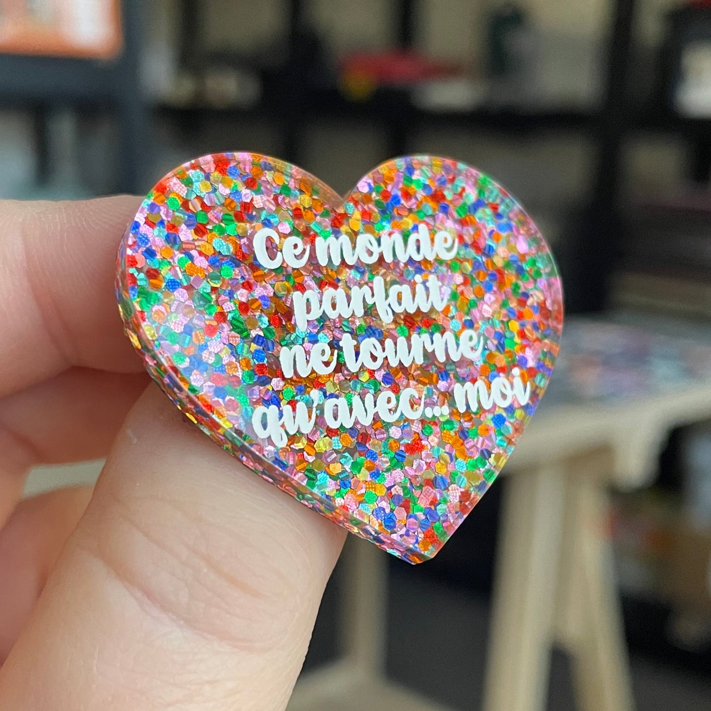 Broche "Ce monde parfait ne tourne qu'avec... moi" en acrylique avec des confettis multicolores