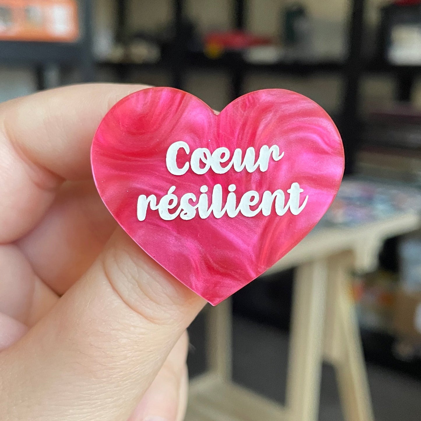 Broche "Coeur résilient" en acrylique marbrée rose