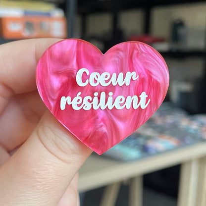 Broche "Coeur résilient" en acrylique marbrée rose