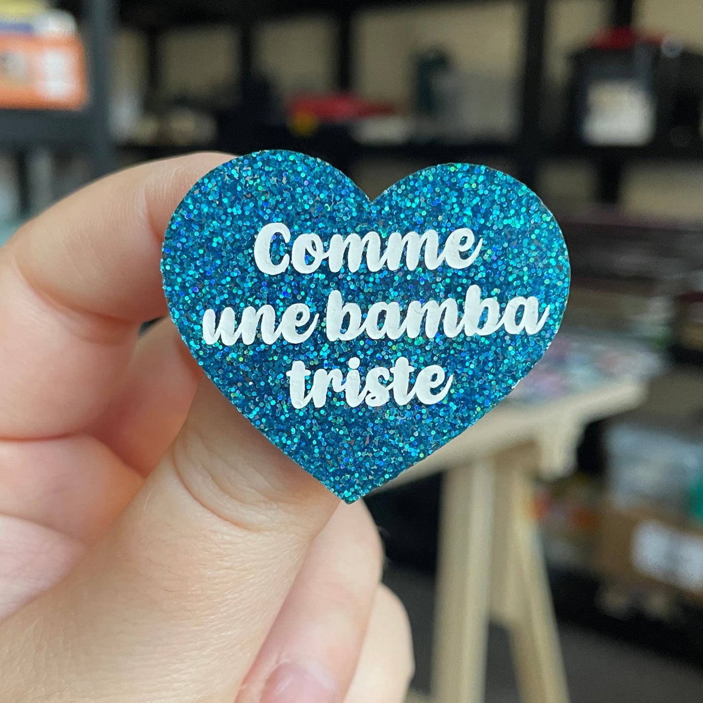 Broche "Comme une bamba triste" en acrylique à paillettes bleues