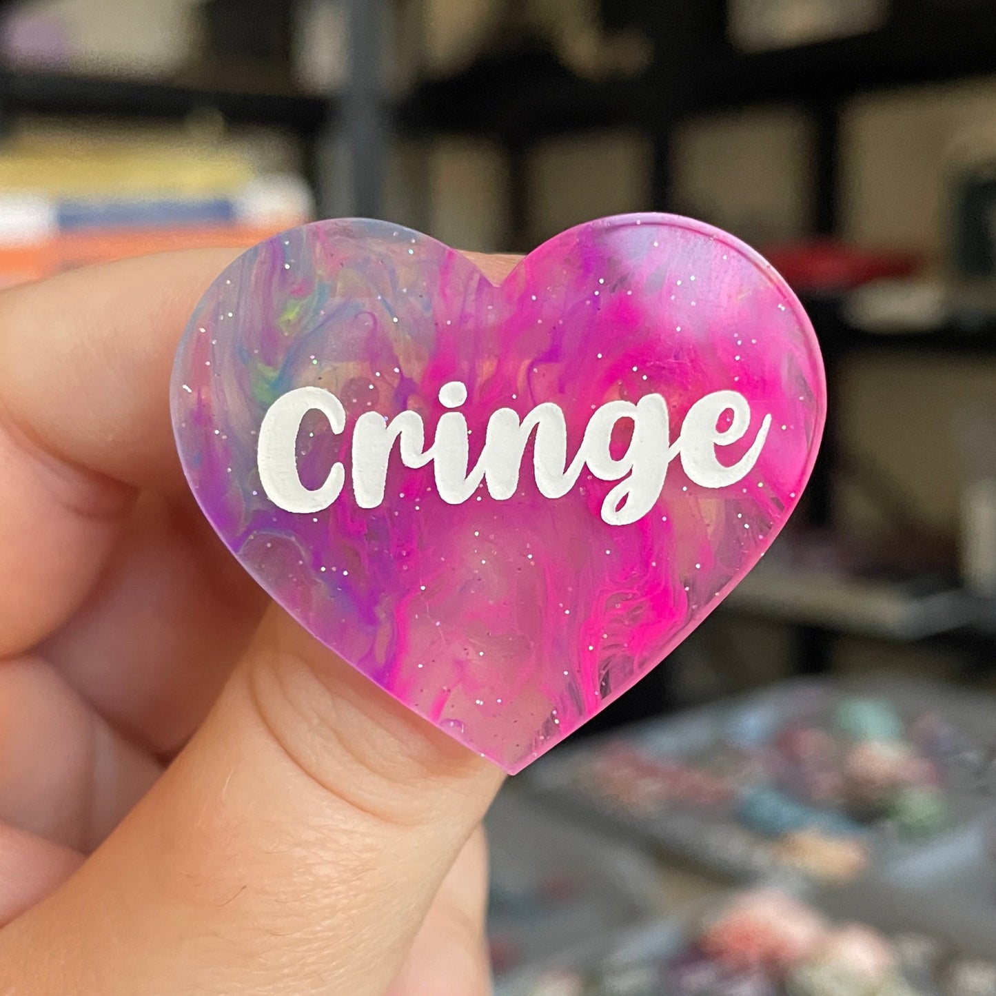 Broche "Cringe" en acrylique marbrée semi-transparente multicolores