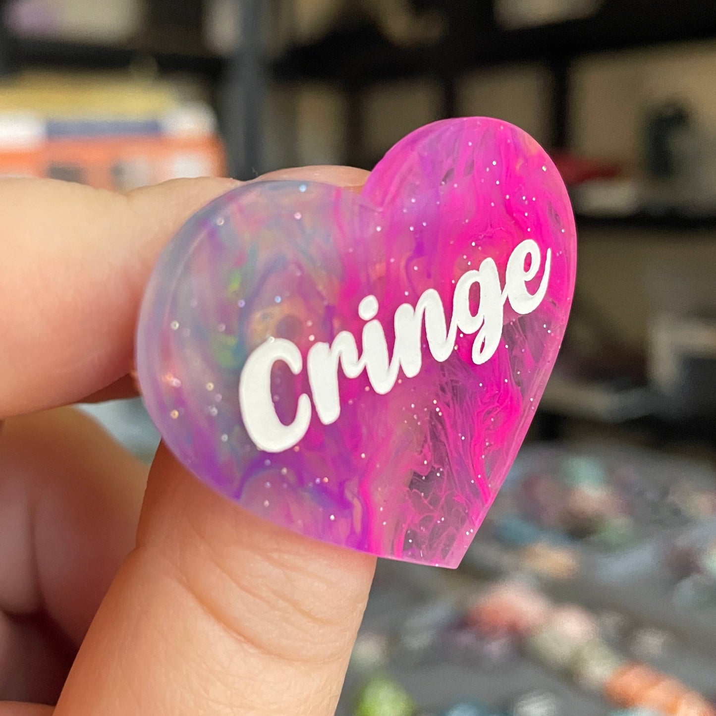 Broche "Cringe" en acrylique marbrée semi-transparente multicolores