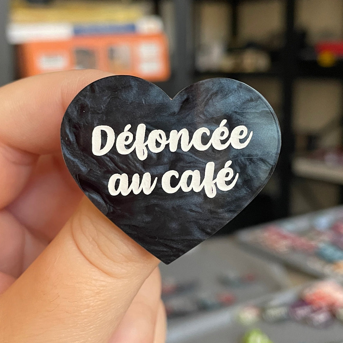 Broche "Défoncée au café" en acrylique marbrée noire