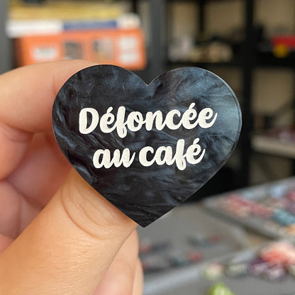 Broche "Défoncée au café" en acrylique marbrée noire